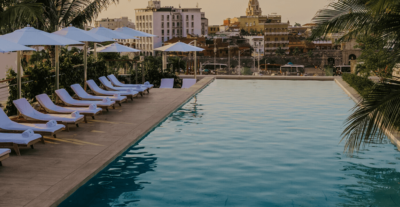 Rooftop zwembad Four Seasons Hotel and Residences Cartagena met uitzicht op Cartagena Colombia